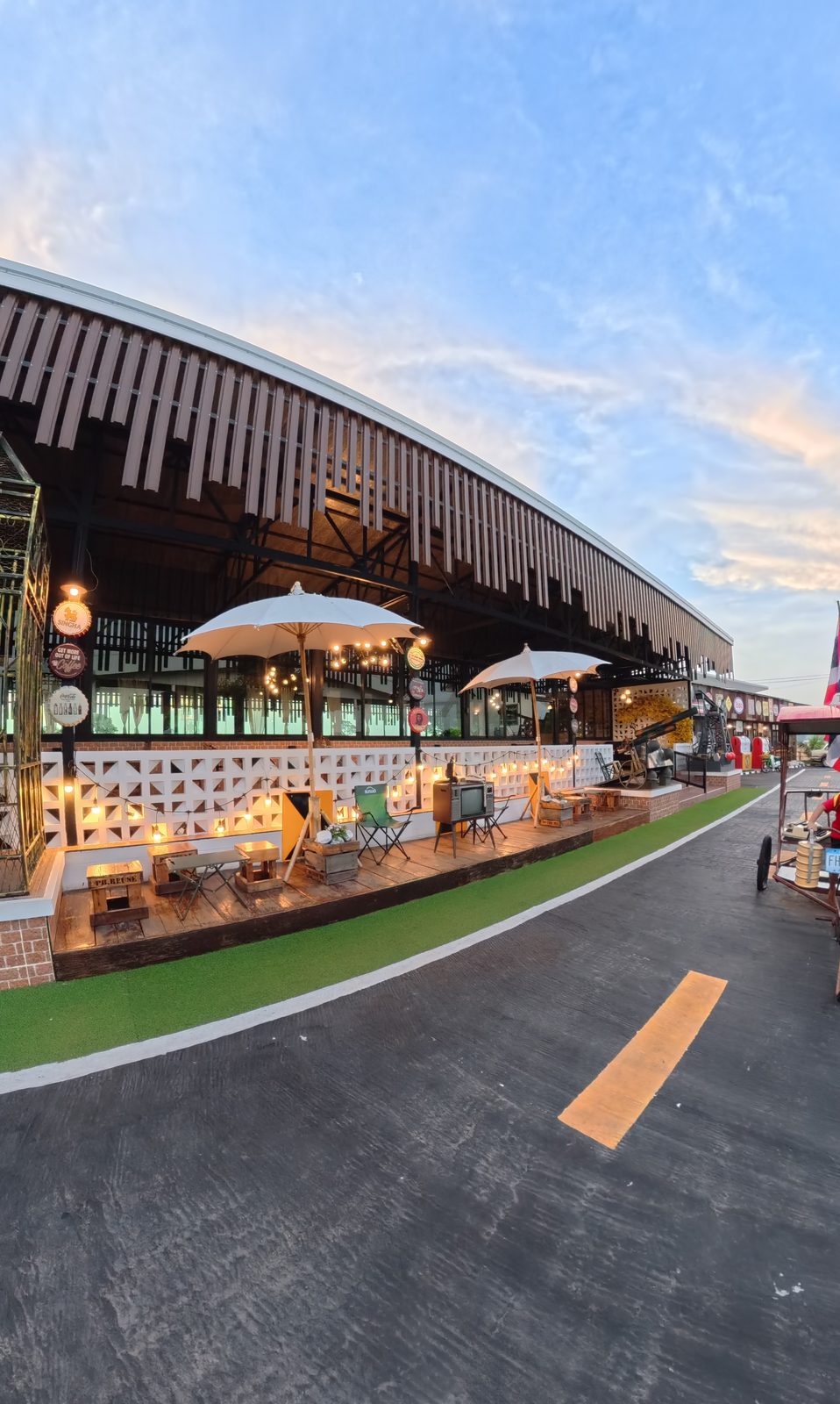 หน้าร้านคาเฟ่ตอนพลบค่ำ