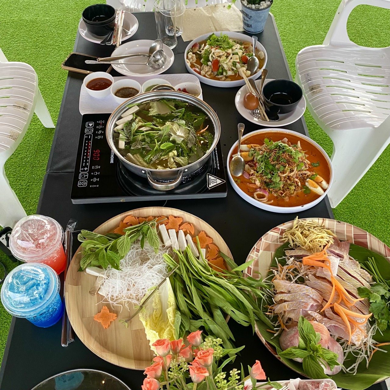 แจ่วฮ้อน ผักสด และเครื่องดื่ม