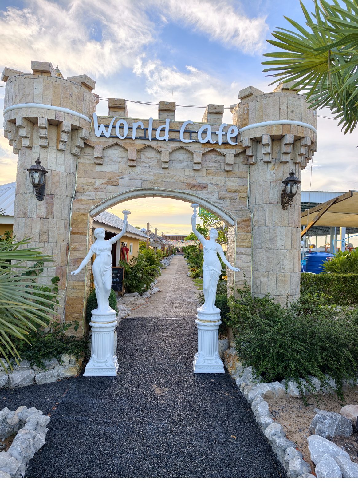 ประตูปราสาท World Cafe